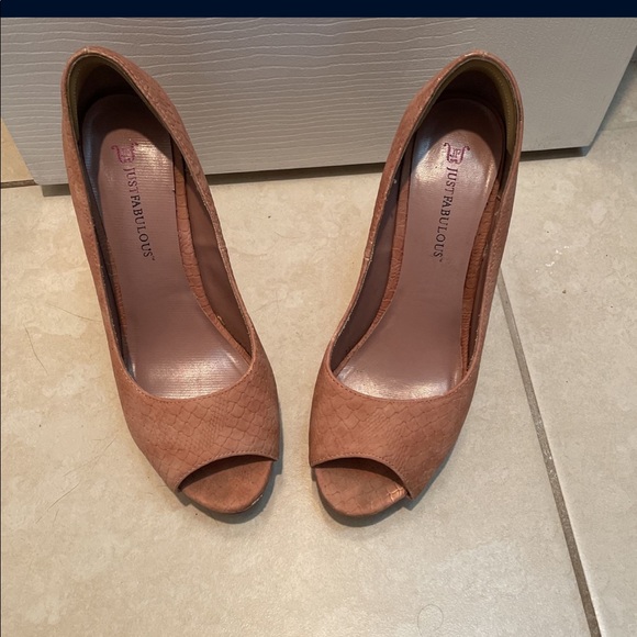 Snake skin design light pink platform heels. Size 7. - Picture 3 of 3